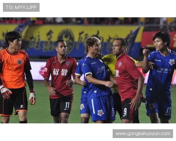 罗梅罗因对科纳特附加动作引发冲突 随后因不满裁判判罚被红牌罚下