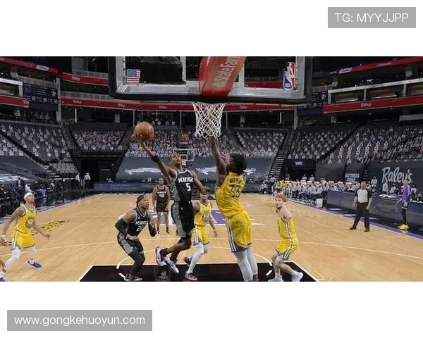 福克斯急停后仰再中，半场10投9中轰21分引爆赛场，统治上半场